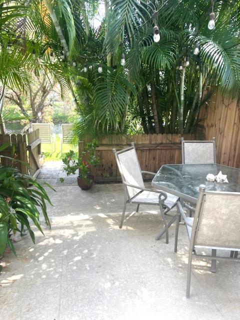 Coastal Townhome In Jupiter 1 Mile To Beach! Exterior photo